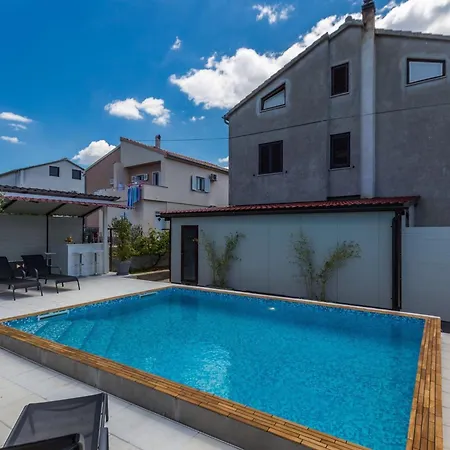 Lavish And Luxurious With Private Pool *